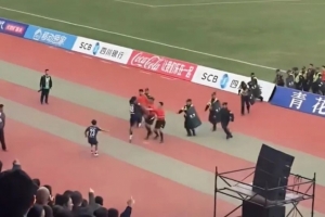 处罚升级！足协官方：川超飞踹并拳击裁判的日火瓦体全国禁赛5年