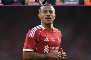 克洛普传奇赛举牌：蒂亚戈，我可以与你合影吗？