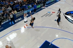 再现“鞋防” 瑞安·内姆哈德鞋被踩掉 随后捡起来试图封盖被吹T