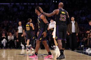 和布朗尼单挑砸坏篮板！詹姆斯：当时他手感正热 想扣篮吓他一下