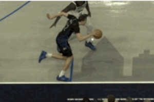 毫厘之间！弗拉格在兰德尔贴防下踩线出界 独行侠挑战失败！