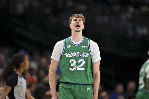 撞墙了！弗拉格面对森林狼针对性防守半场11中2仅得4分4篮板