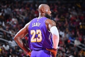 未来成谜！詹姆斯还会继续征战NBA吗？他会接受多大幅度的降薪？