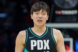 记者：如果你很久没看杨瀚森的比赛 乍一看就会发现他有明显进步