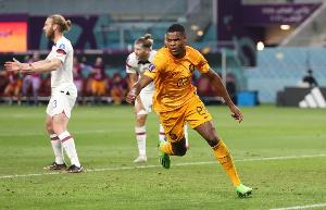 邓弗里斯谈染红：如果在世界杯正赛绝对是红牌，我只能吸取教训