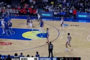 探囊取物！杨瀚森内线接球 转身轻松上篮得手再拿2分