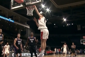 一柱擎天！杨瀚森篮下接球 顺势转身抹过防守单臂暴扣