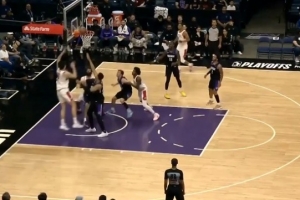 攻防建功！杨瀚森篮下接球转身再中 镇守篮下防成对手