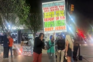 这还能打球吗？艾维被拍到拿着麦克风在街头布道