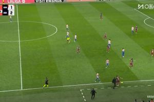 再起争执！西蒙尼抗议并与费兰争抢皮球，被裁判出示黄牌