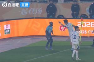 中甲“江苏德比”火药味！南通外援夸张大笑挑衅对手，引两队冲突