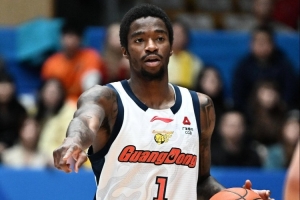 杜锋：萨姆纳膝关节出血了 可能要休息2周 球队处于较困难的时期