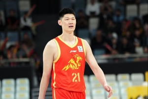 挑大梁！胡金秋21中12砍全场最高27分外加9板 其中6前场板