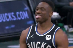 吐舌头缓解一下尴尬~字母哥哥认真罚球 结果又短又歪罚出三不沾