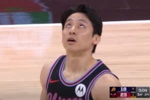 把握机会！河村勇辉刚上场首次进攻 底角三分高弧度出手命中！