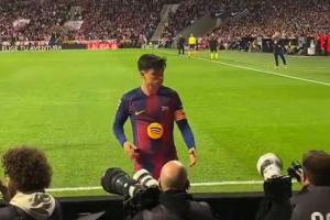 闹乌龙！太阳报：佩德里把光头摄影师认成足球，赛后引球迷爆笑