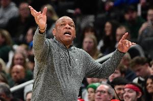 更衣室乱套！真要退休了？Shams：雄鹿将在下周决定里弗斯去留