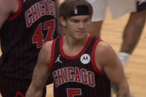 得靠拼！河村勇辉防底线球直接跳起抢断 麦克朗反击拉杆上篮