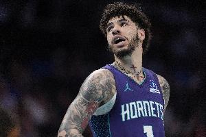 张佳玮：前三节的三球像库里+哈利伯顿合体 绿军更熟稔季后赛套路