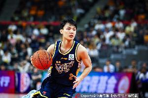 徐中锋领衔！解说：广东三中锋起作用 两中锋抢板吃饼 徐中锋做饼