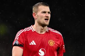 邮报：德里赫特留在基地继续康复 多尔古预计无法出战利兹联