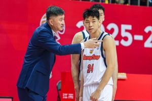 媒体人：崔永熙现在有拼劲&努力找回最佳状态 但杜锋别让他打四了