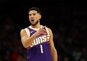 布克：最后几场比赛的强度已接近季后赛 昨日战火箭就是个例子