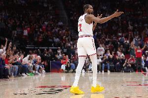 火媒：看完这赛季还觉得KD是球队问题所在？没他附加赛都打不了