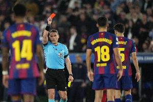 世体：欧足联从来没有给任何球队发过VAR音频，巴萨想听得去总部