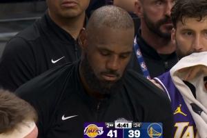 不满意啊！布朗尼分球艾顿失误 詹姆斯在替补席垂头丧气连连摇头