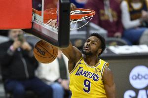 父子相互送助攻！布朗尼7投4中&三分4中2 拿到10分3助2断