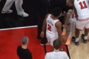 希望没事！布泽利斯防守落地时崴脚 痛苦倒地