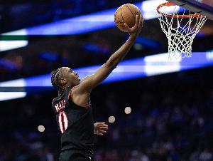 外线10中1但不耽搁得分！马克西两分球18中10砍32分8板5助2断