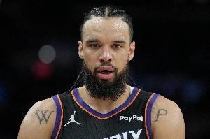 碰到老詹就冲动！狄龙半场身背4次犯规 10中5得10分&三分2中0