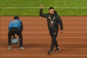 都对结果不满意！李金羽赛后离场时未和郑智握手，后者颇有微词