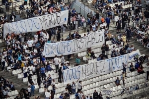 马赛球迷拉横幅吐槽俱乐部：垃圾队徽、管理混乱，你们搞砸了一切