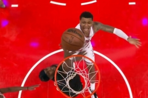 变态防守！麦丹先成功切球谢泼德 然后又帽飞小贾巴里·史密斯