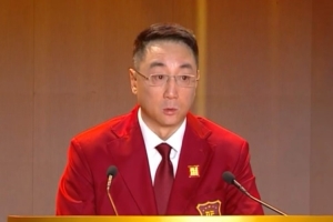 王非谈赴美深造经历:头发长也舍不得剪 美国理发太贵 还要小费