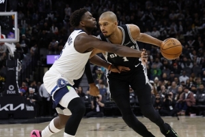 戈贝尔谈自己和文班一样爱下国际象棋 爱德华兹:我才不下呢!