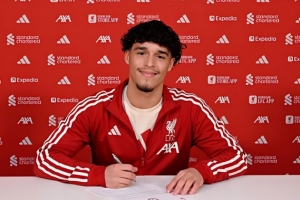 利物浦官方:可胜任右后卫和中卫,18岁埃斯戴尔签下首份职业合同