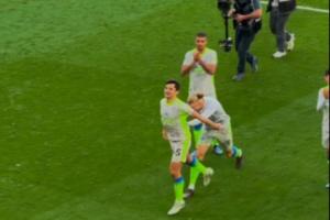 羞涩小胡!胡桑诺夫赛后不好意思接受掌声,哈兰德把他推到看台前