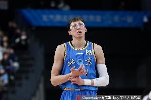 内线还是占优势!周琦出战21分钟 4中4拿到12分10板 有5前场板