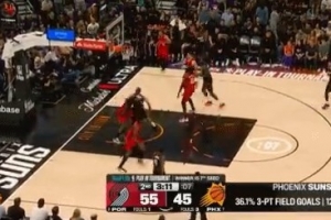 开张！乔丹·古德温外线出手 命中球队本场首个三分