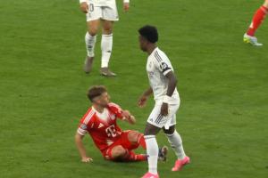 不太冷静!维尼修斯先绊倒基米希又将后者推倒,被裁判口头警告