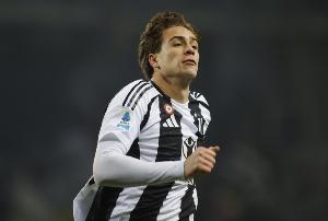 记者:伊尔迪兹仍受膝盖炎症困扰,周六决定他是否能出战博洛尼亚