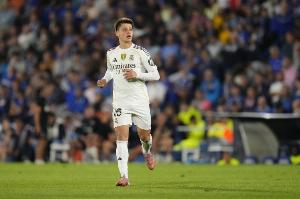 星月弯刀,居莱尔成为第4位在欧冠1/4决赛进球的土耳其球员