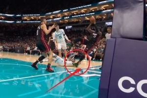 路威:三球拉拽阿德巴约不回放是正确的 比赛已经被切得够碎了