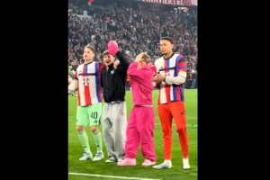 卡尔赛后庆祝身穿少女粉！巴拉克和帕夫洛维奇：他想出风头