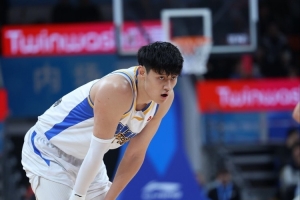 许利民：小曾昨天和球队合练了 恢复的不错 复出时间还需综合再看