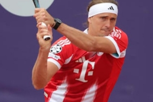 兹维列夫公开赛身穿奥利塞球衣,昨晚现场观战并前往更衣室祝贺